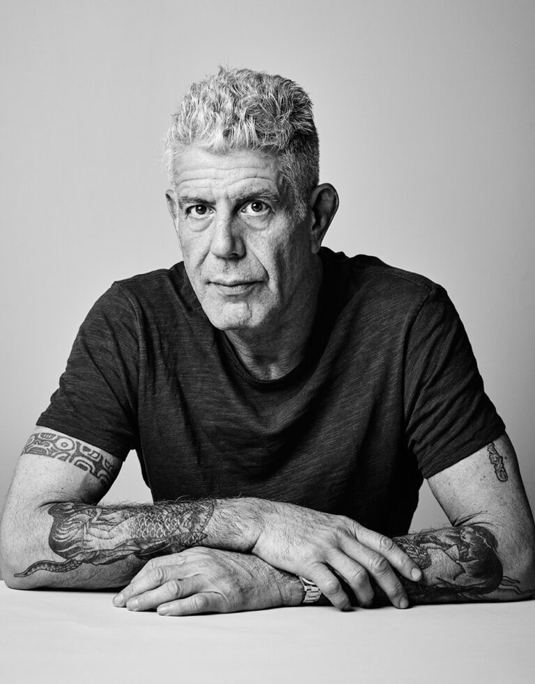 Anthony Bourdain, l’uomo che mangiava il mondo: dal successo di “Kitchen Confidential” al silenzio che ha lasciato fame di giustizia