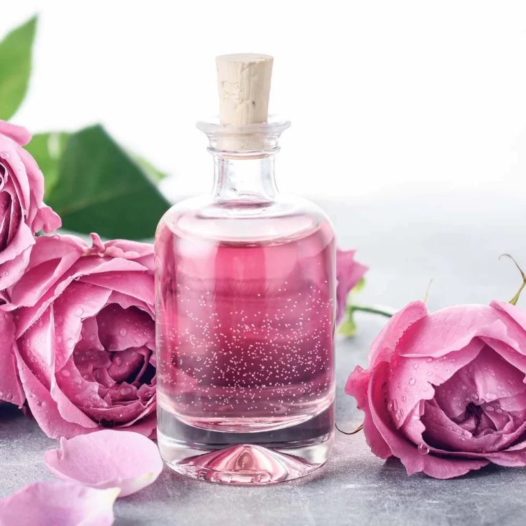 Il ritorno dell’acqua tonica alla rosa: il trend della skincare estiva punta su ingredienti botanici lenitivi