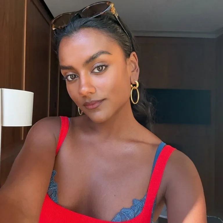 Il reggiseno di Simone Ashley e l’arte di scoprirsi con misura