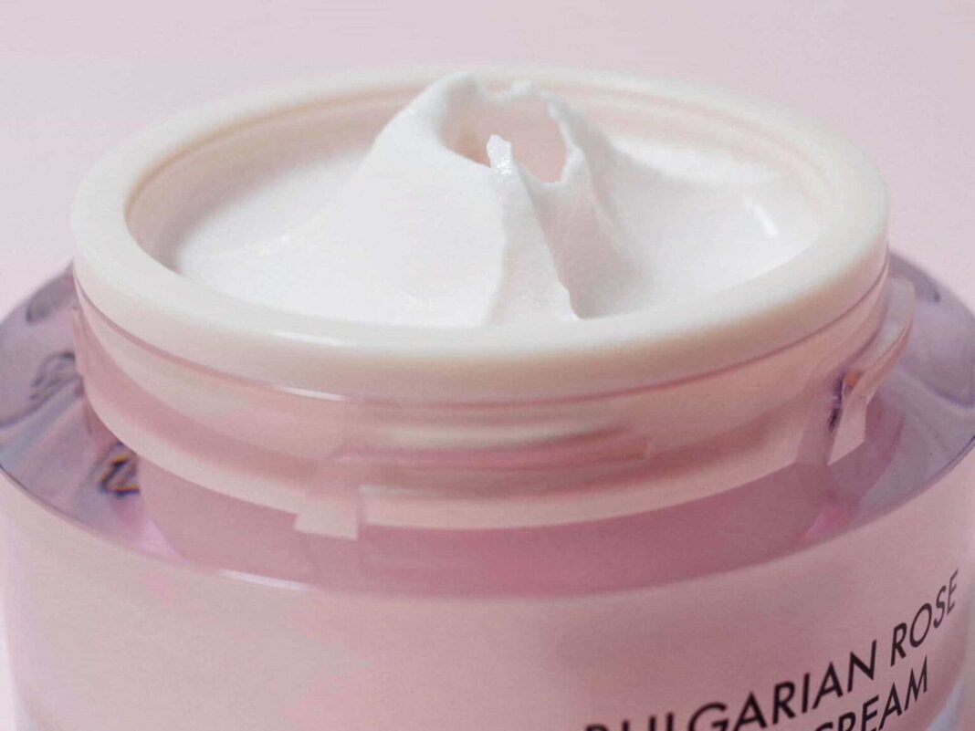 Una crema da 12 euro promette di toglierti dieci anni. Ma poi li recuperiamo?
